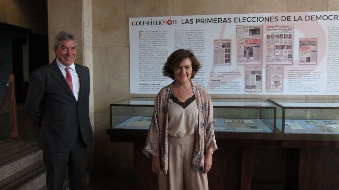 Carmen Calvo con Lucrecio Fernández, delegado del Gobierno en Andalucía. 