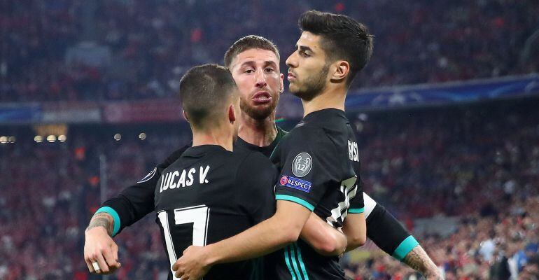 Marco Asensio, Lucas Vázquez y Sergio Ramos celebran el segundo gol del equipo