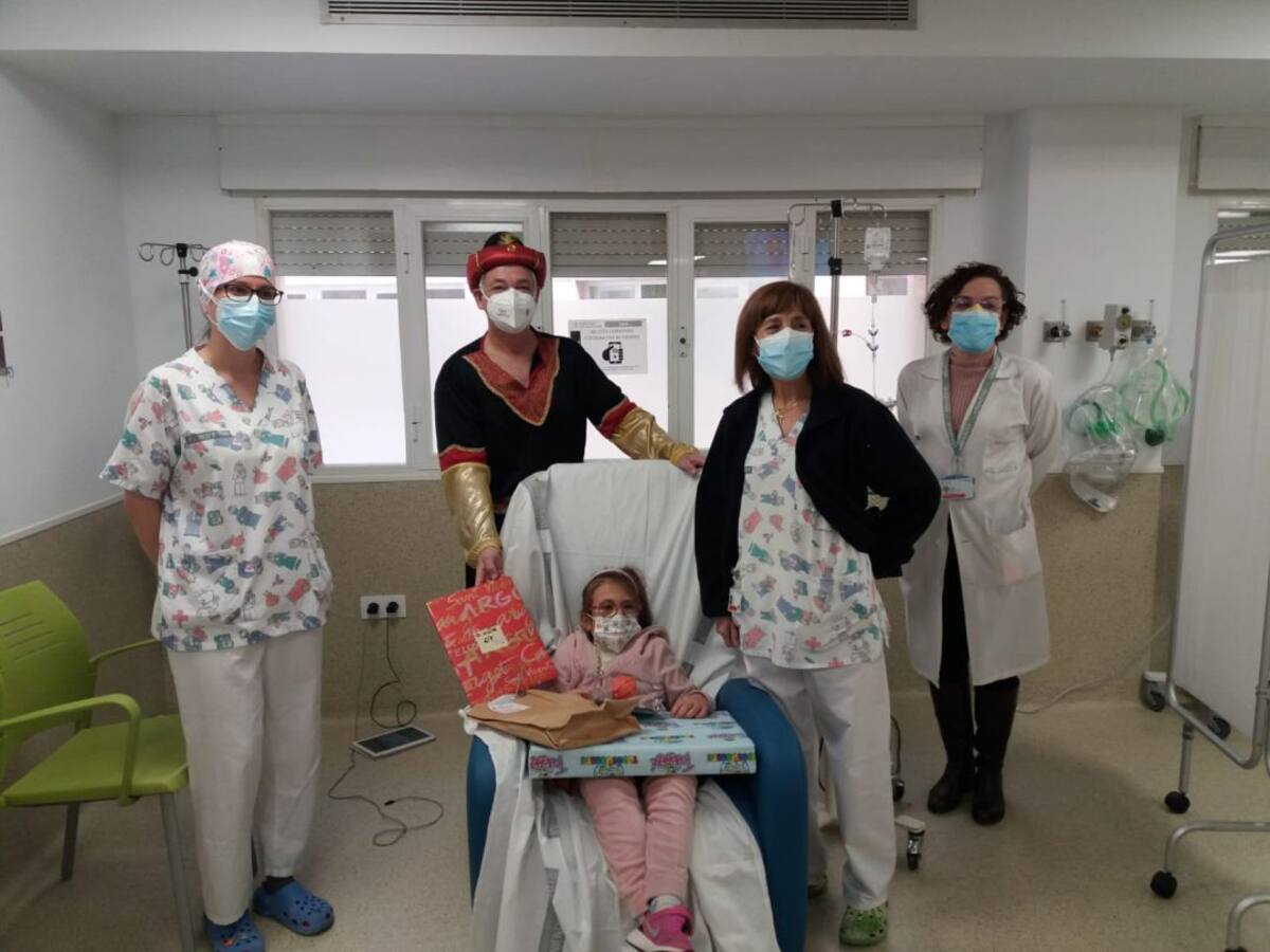 Los regalos llegan también hasta la planta de pediatría del Hospital General de Castelló