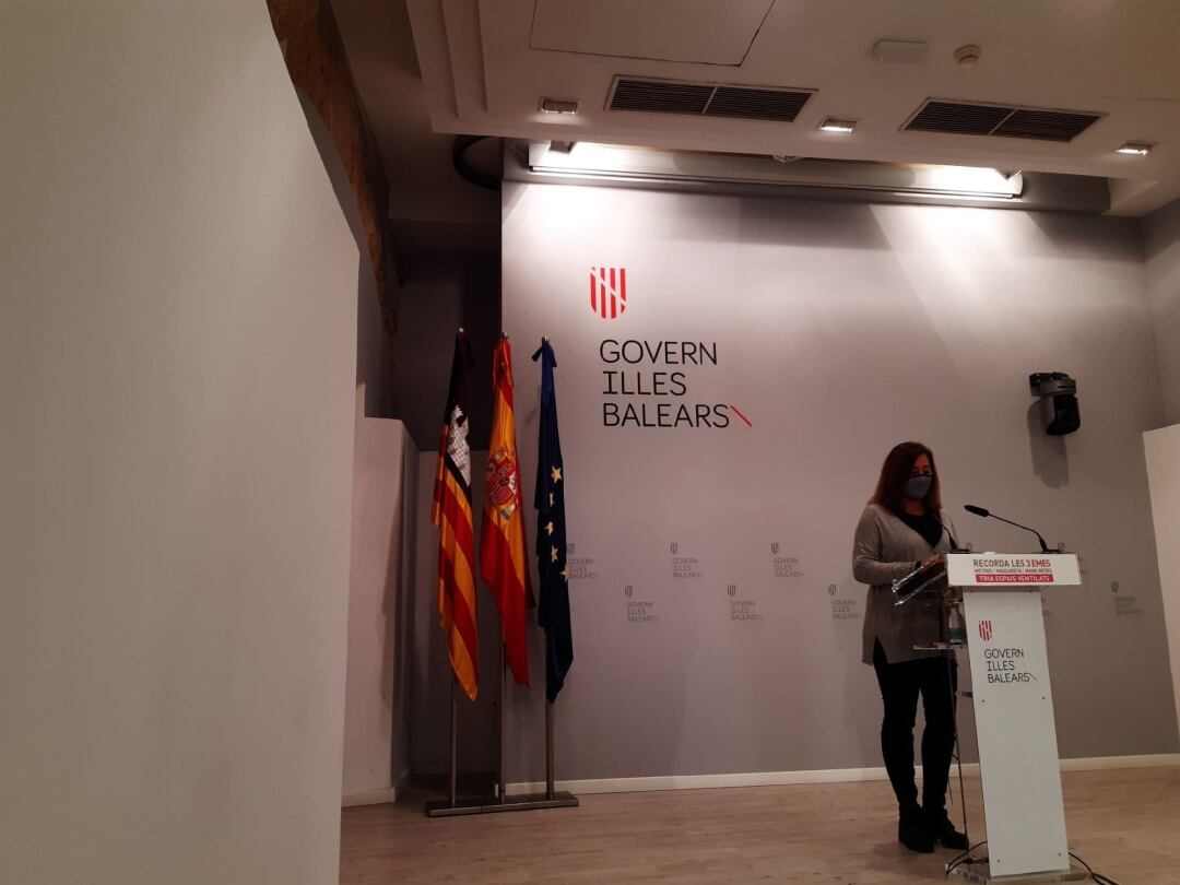 La presidenta del Govern, Francina Armengol, en rueda de prensa en el Consolat de Mar.