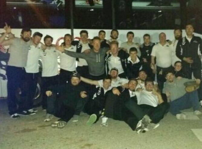 Los jugadores del Escor celebraron el título de liga en el autobús de vuelta