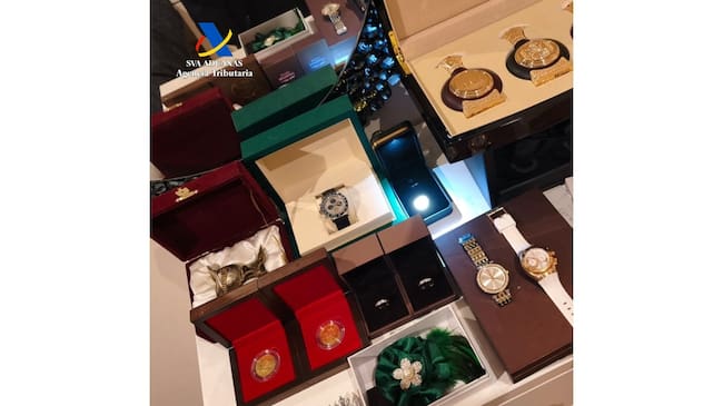 La Agencia Tributaria ha desmantelado una red de defraudación de IVA, con implantación en todo el territorio nacional y una estructura formada por 38 sociedades, a la que se le imputa un fraude de más de 300 millones de euros en el año 2024. Se trata de una de las dos mayores tramas de IVA desarticuladas hasta la fecha en España en el sector de los hidrocarburos. En los 18 registros realizados en doce localidades de siete provincias se han intervenido un gran número de inmuebles, vehículos, embarcaciones, cientos de cuentas bancarias, criptoactivos, un importante volumen de dinero en efectivo, obras de arte, artículos de lujo y metales de alto valor económico.