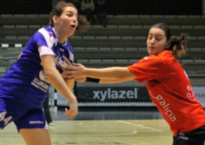 Ana Martínez defendida por Maialen Mugika durante un partido de la temporada pasada.