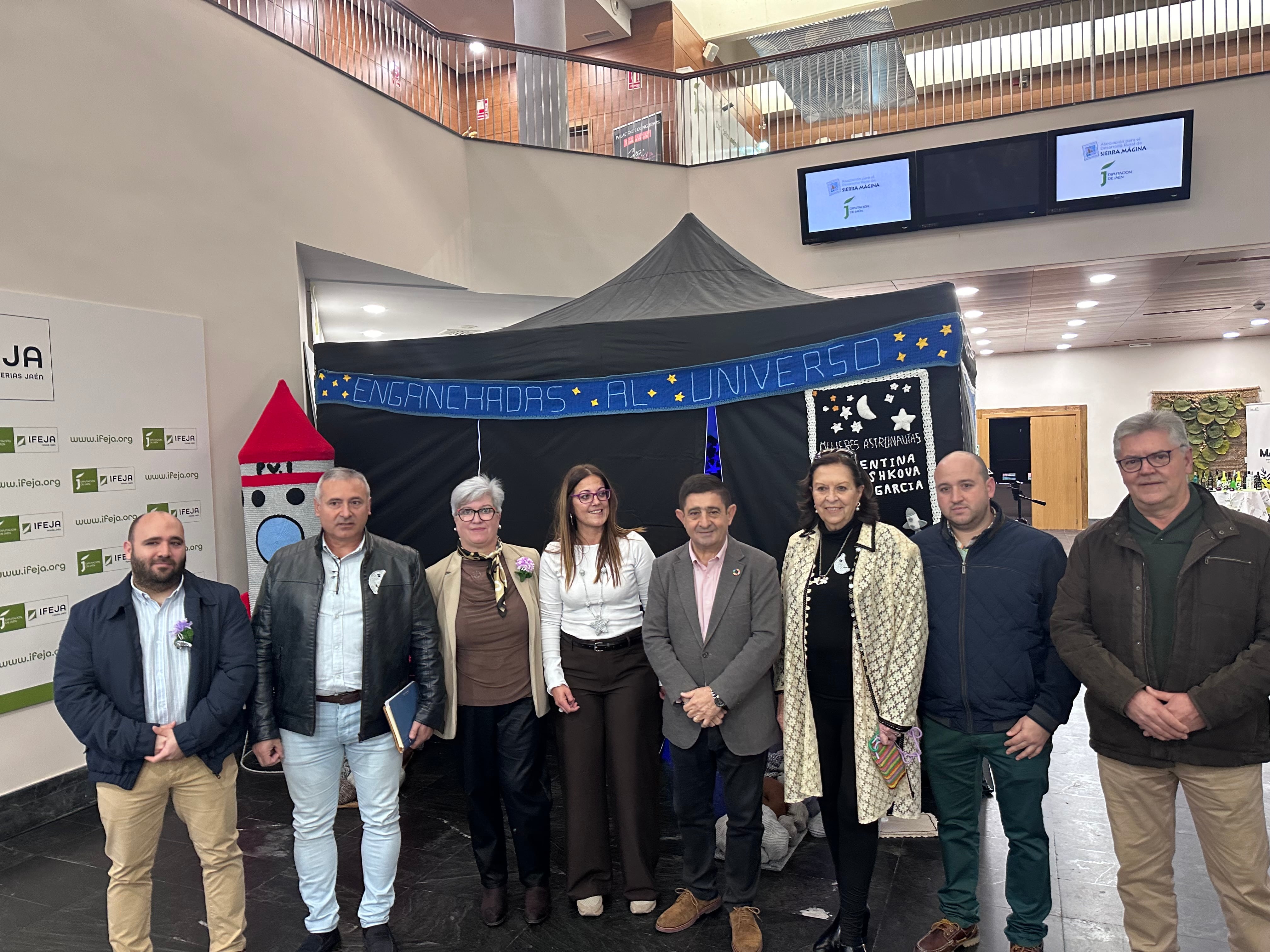 Las mujeres de Sierra Mágina tejen el universo en una nueva exposición colectiva de 'Enganchadas a un hilo'