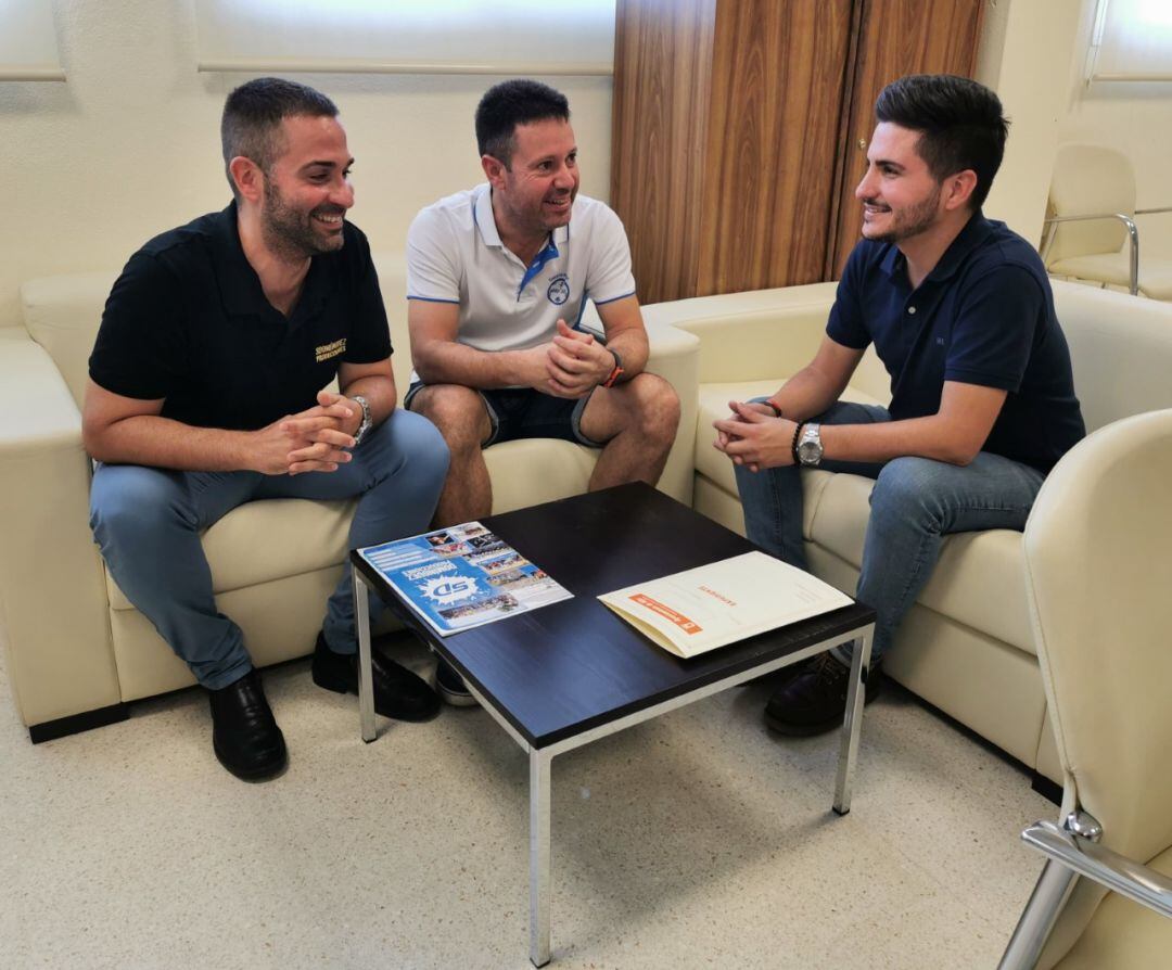 Sergio Vicente reunido con el equipo organizador de la carrera.