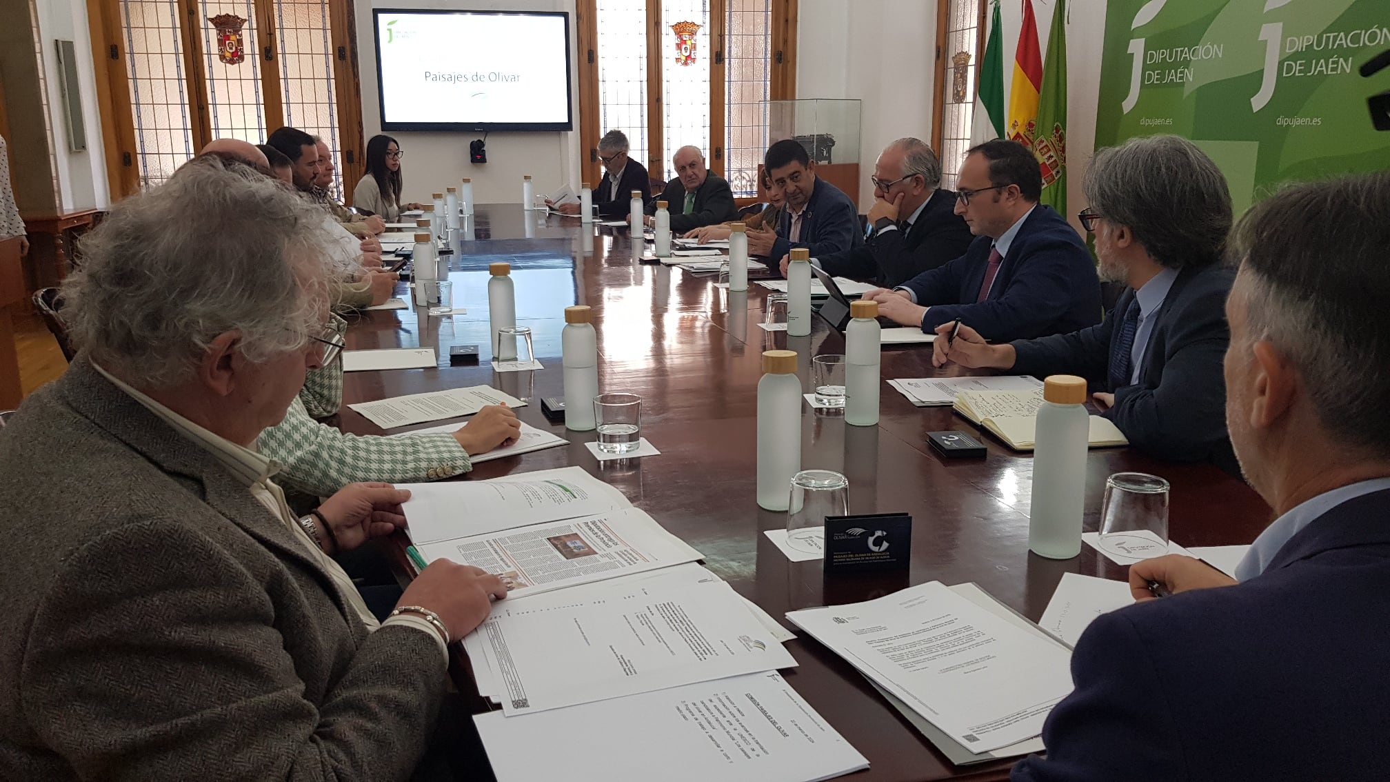 Miembros de la candidatura &#039;Paisajes del Olivar&#039; durante la reunión que han celebrado este viernes.