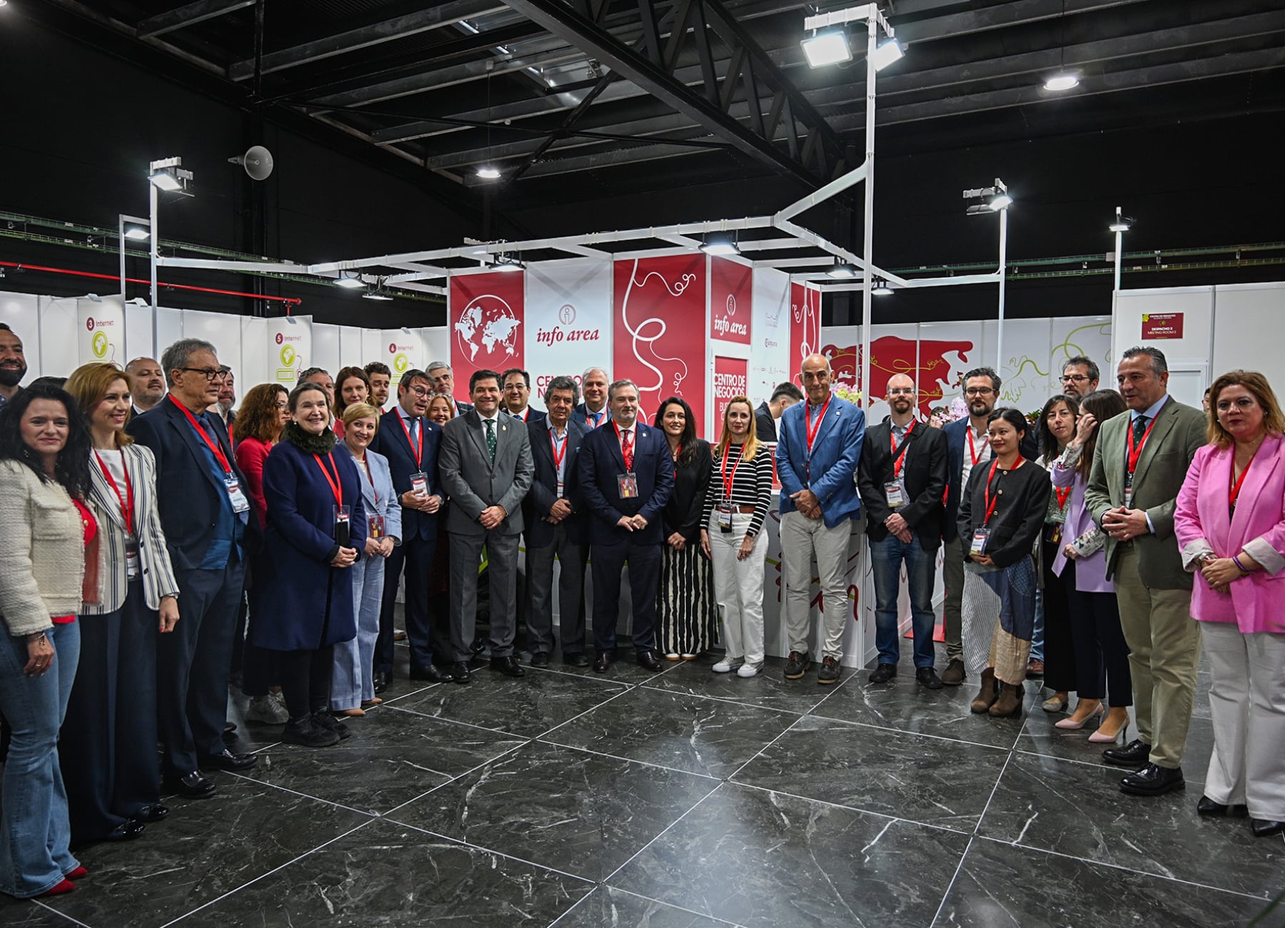 El presidente de Fenavin, Miguel Ángel Valverde visita el Centro de Negocios