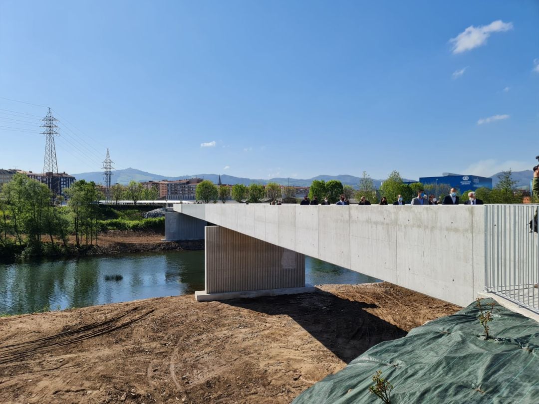 Nueva pasarela peatonal sobre el río Saja-Besaya.