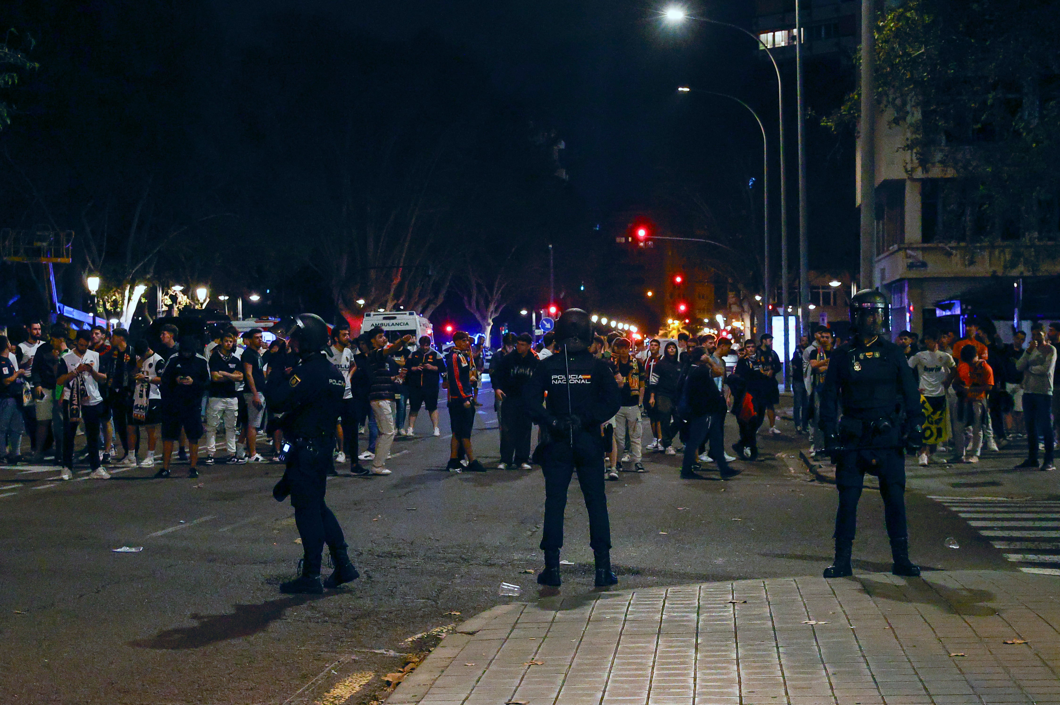 VALENCIA, 21/10/2024.- Miembros de la Policía Nacional vigilan los exteriores del estadio de Mestalla a la finalización del encuentro correspondiente a la décima jornada de La Liga EA Sports que han disputado hoy lunes Valencia y Las Palmas. EFE / Manuel Bruque.
