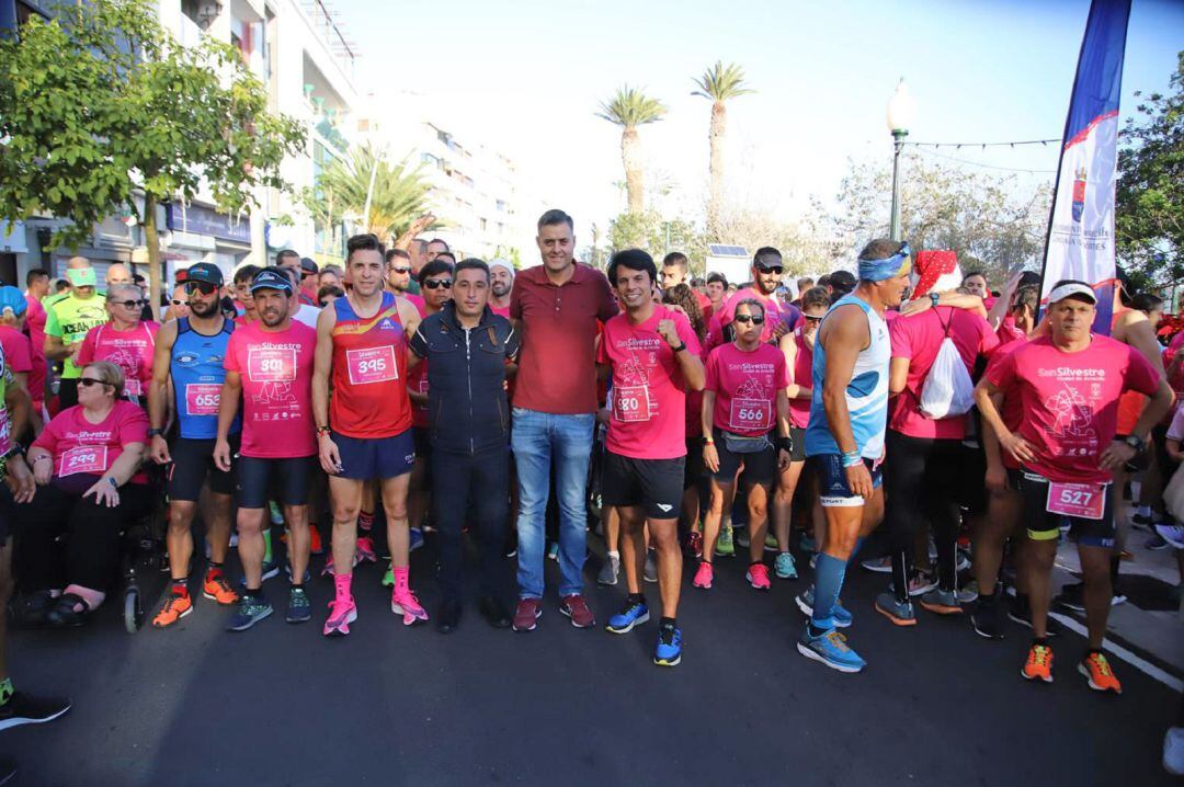 El concejal de Deportes de Arrecife, Roy González y los consejeros del Cabildo de Lanzarote, Francisco Javier Aparicio y Marcos Bergaz en la salida de la carrera.