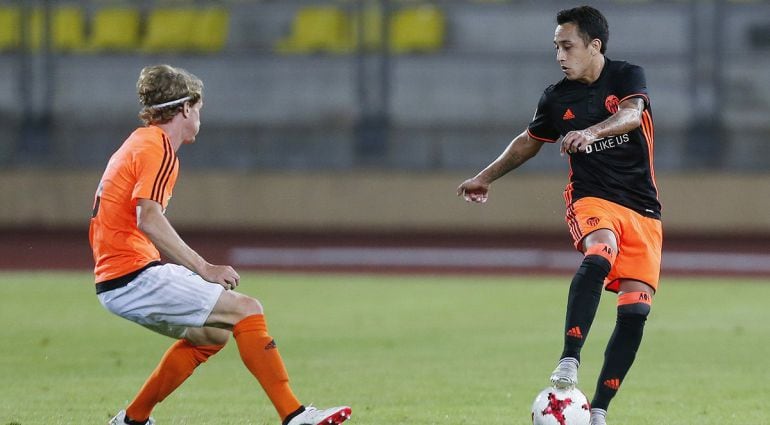 Orellana intenta regatear a un rival en el primer partido de pretemporada del Valencia