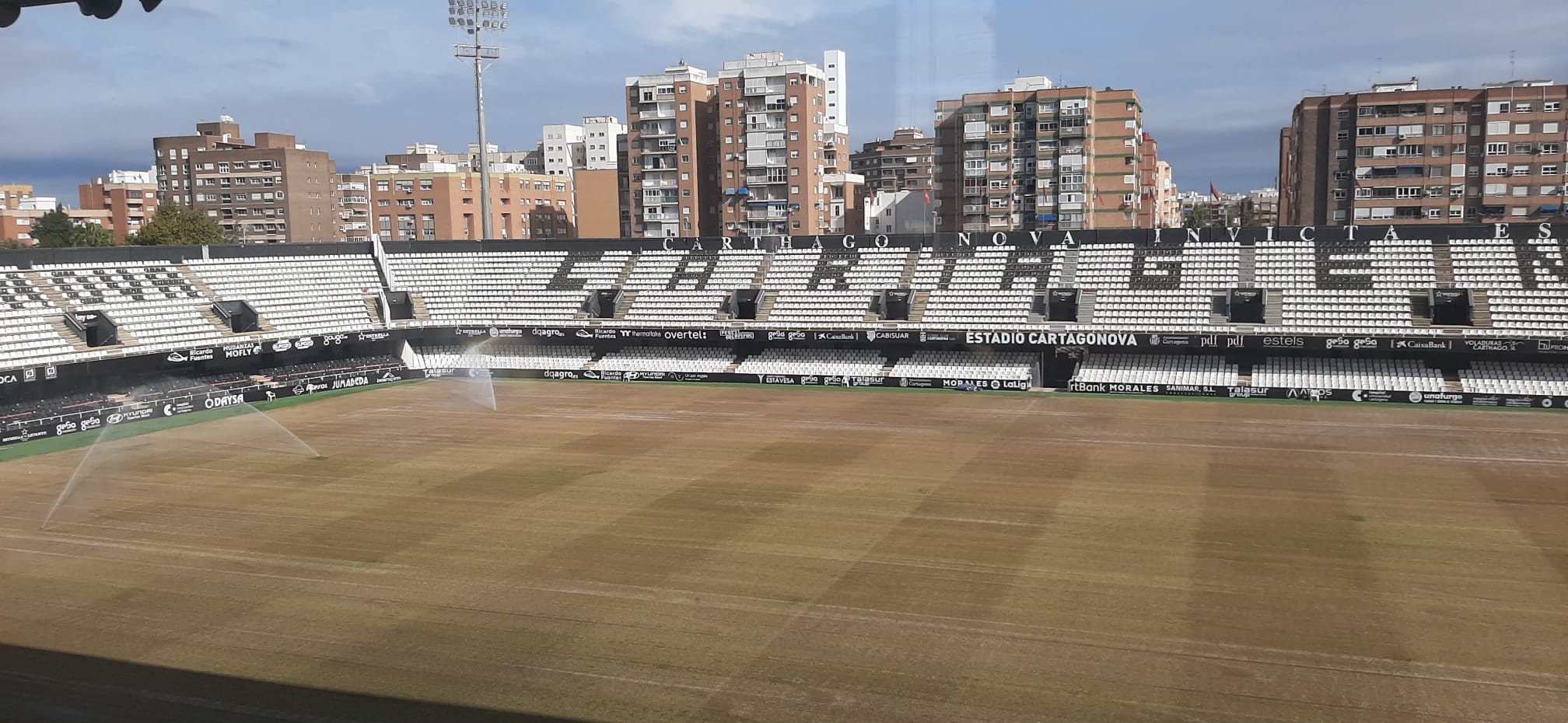 Estado del césped del Cartagonova hace exactamente dos semanas