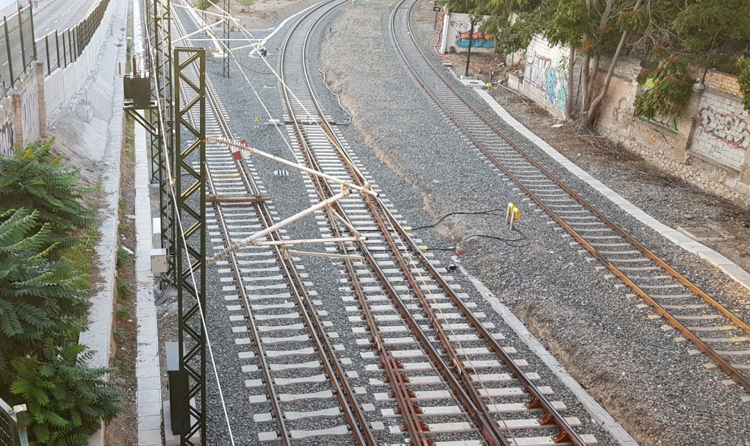 Vías de Antequera (izquierda) y de Moreda (derecha) a la entrada a la estación de Granada