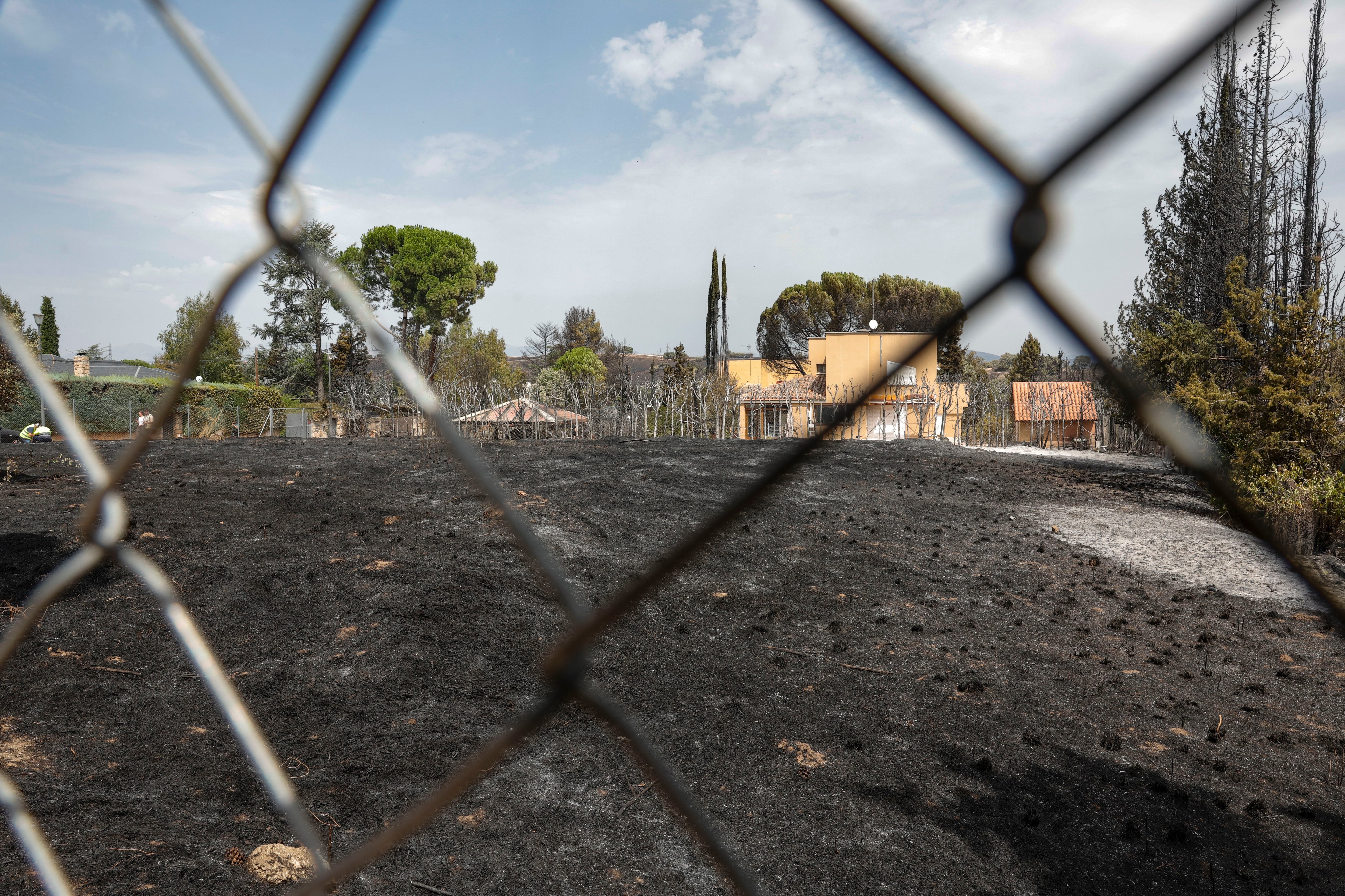 Vista de viviendas afectadas por el incendio en Tres Cantos, Madrid. EFE/ Zipi