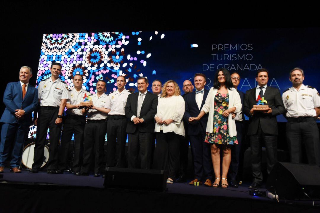 Foto de familia tras la entrega de los premios del Patronato de Turismo de Granada 2018 en La Malaha