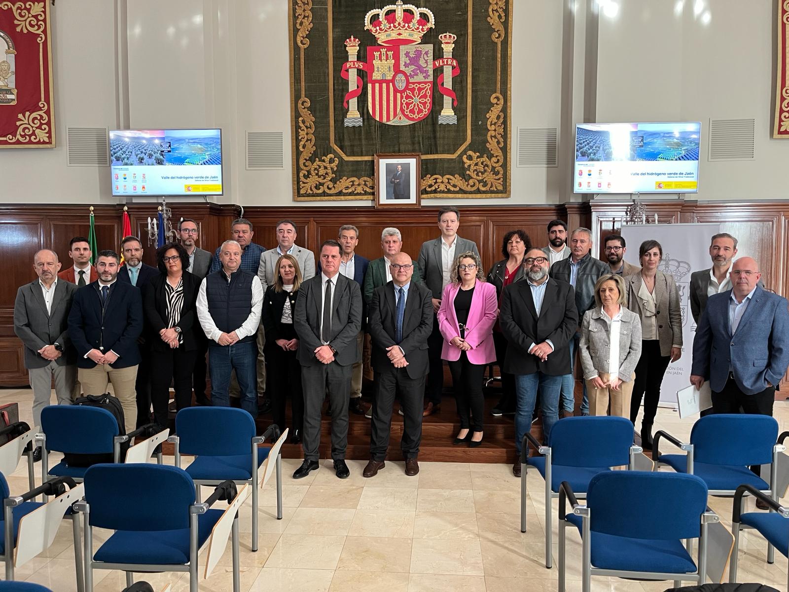 Asistentes a la presentación de los proyectos de ‘Cultivo del Carbono con alperujo’ y ‘Valle del Hidrógeno Verde de Jaén’ en la Subdelegación del Gobierno en Jaén