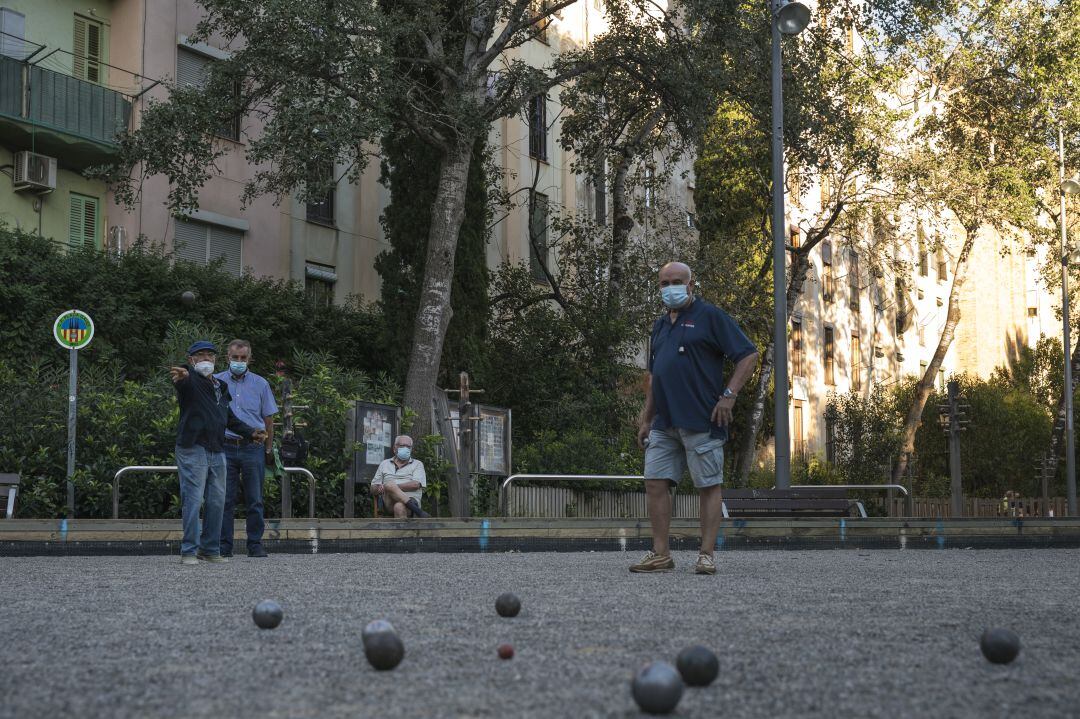 Varias personas juegan a la petanca en Barcelona