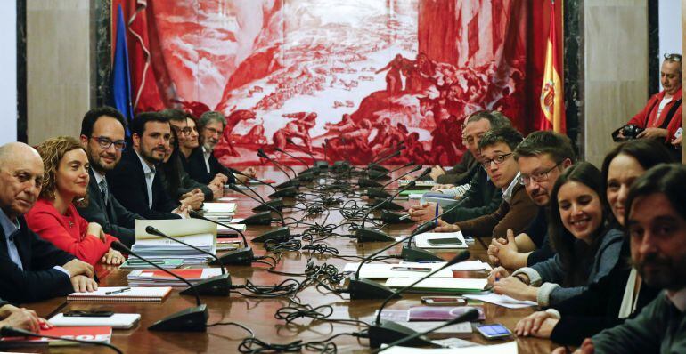 Vista general de la reunión reunión de los equipos negociadores del PSOE, Podemos, IU y Compromís, encabezada por el portavoz del PSOE, Antonio Hernando (3i), el líder de IU, Alberto Garzón (4i), Íñigo Errejón (5d) de Podemos y Joan Baldoví (6d) de compro