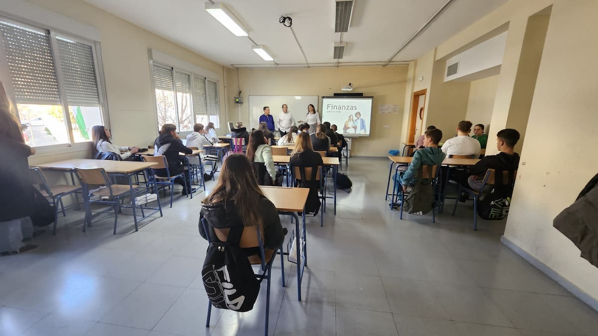 Talleres de educación financiera básica a los alumnos/as de 4 º de ESO del IES ‘Juan López Morillas’, para familiarizarlos con términos como “… Presupuestos, préstamos, productos de inversión…”