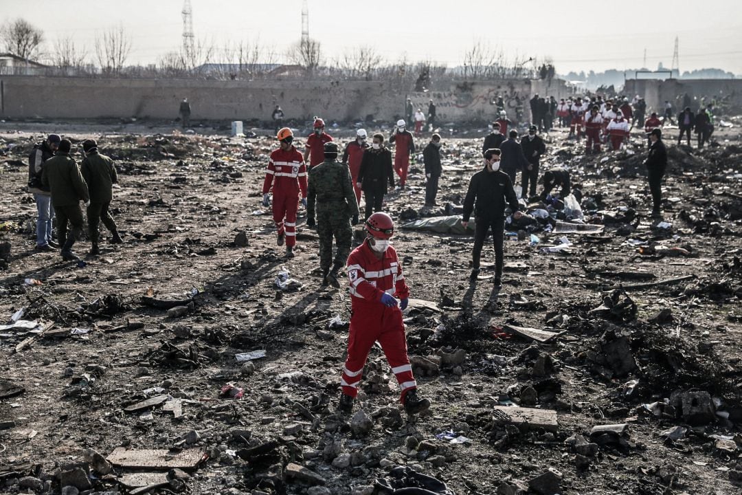 Personales de rescate sobre la zona en la que impactó el avión ucraniano en el que viajaban 176 personas, siniestrado de Irán.