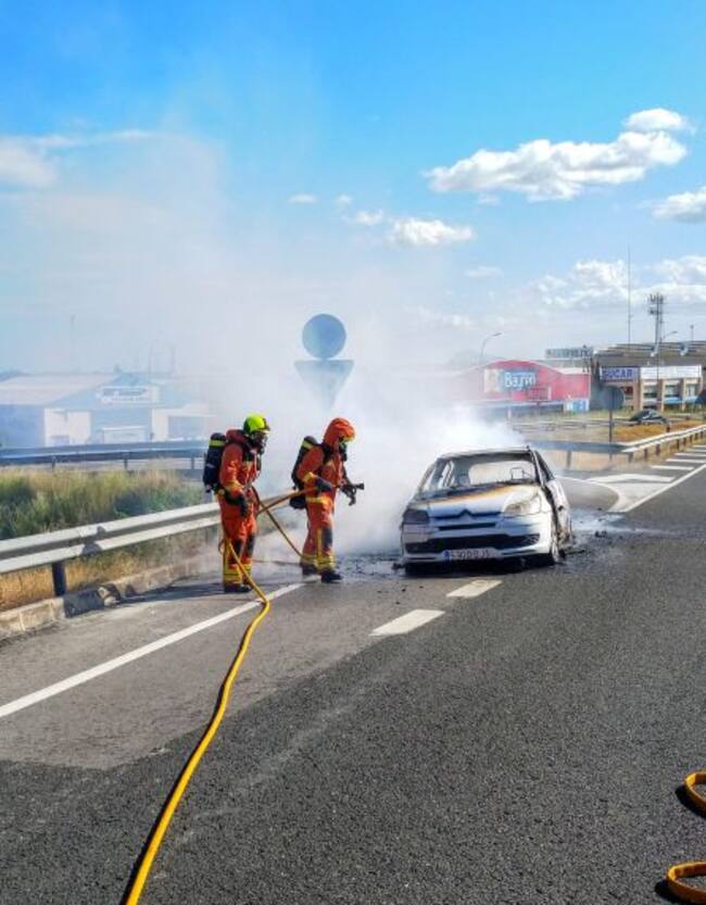 Los bomberos sofocan las llamas.