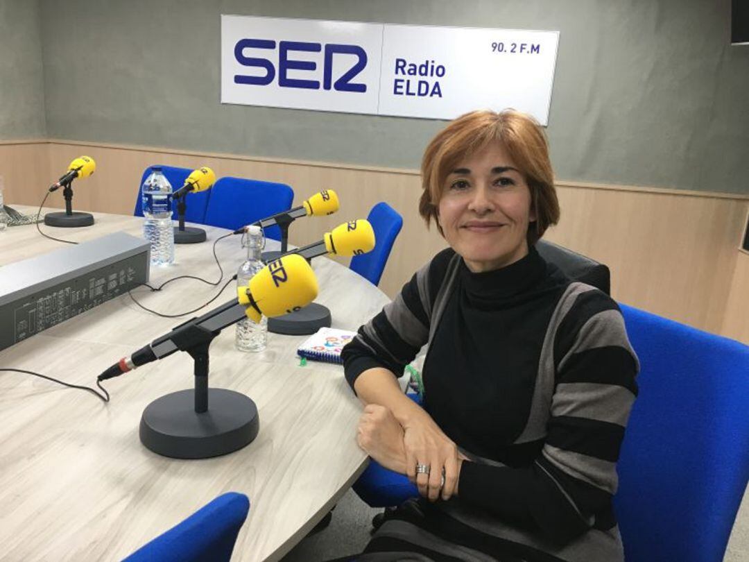 Pilar Calatayud, directora EOI Elda en una de sus visitas a Radio Elda Cadena SER