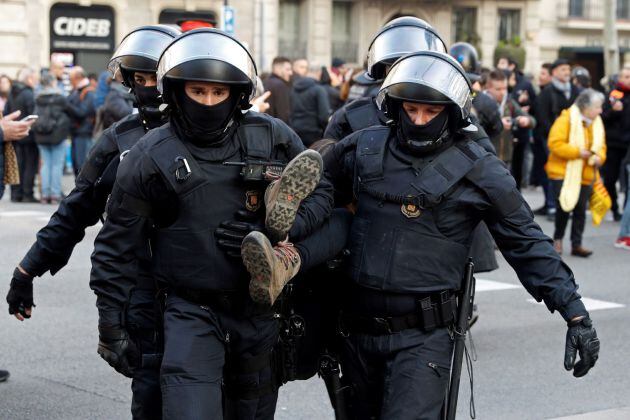 Quatre agents s'emporten un dels manifestants a la Gran Via de Barcelona