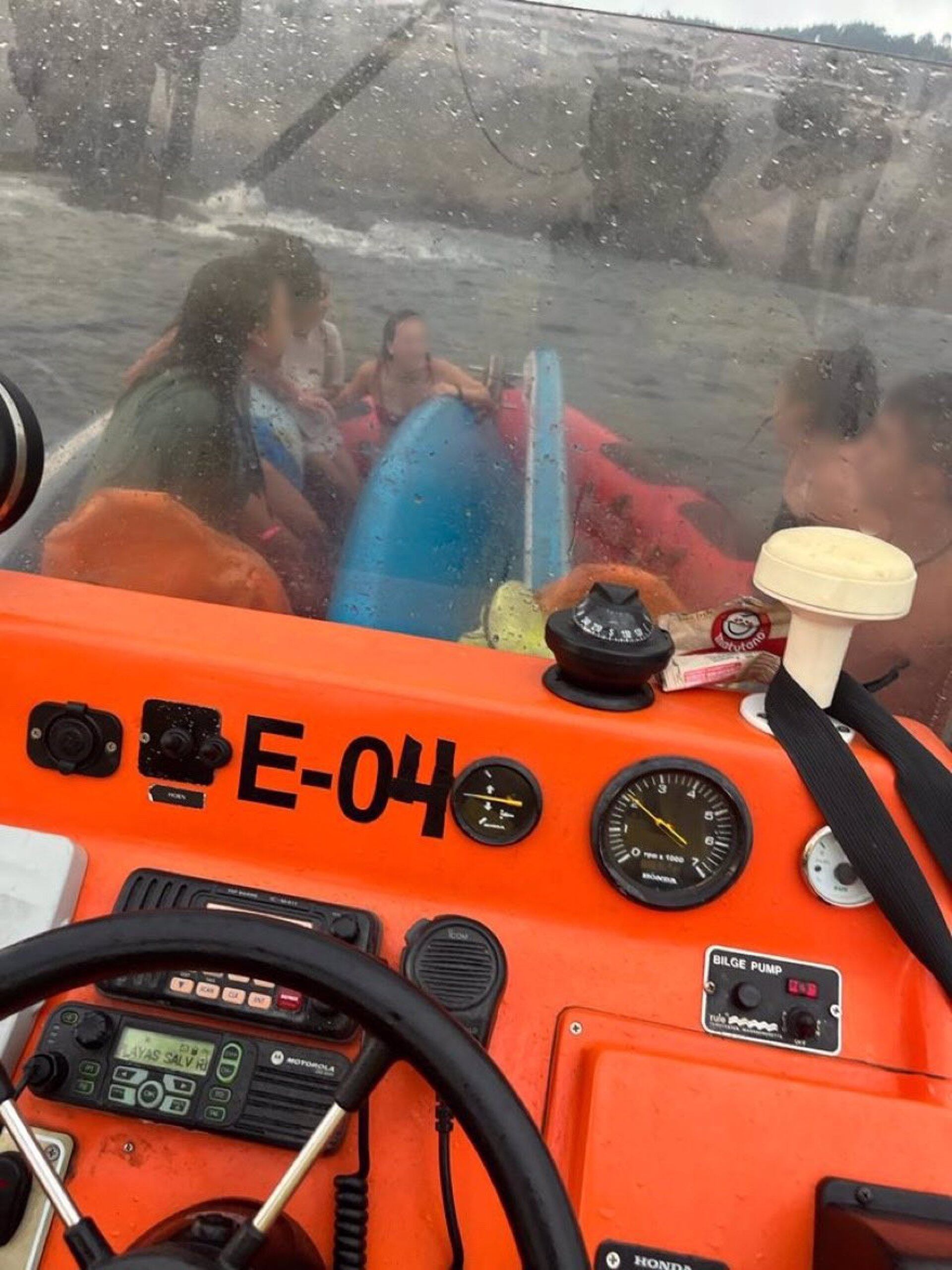 La DYA rescata a seis personas que practicaban paddle surf en Castro Urdiales, que no podían regresar a tierra por el viento - DYA CANTABRIA