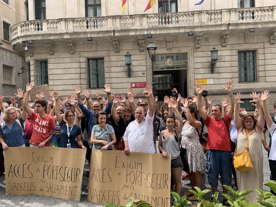 Concentración frente a la Delegación del Gobierno