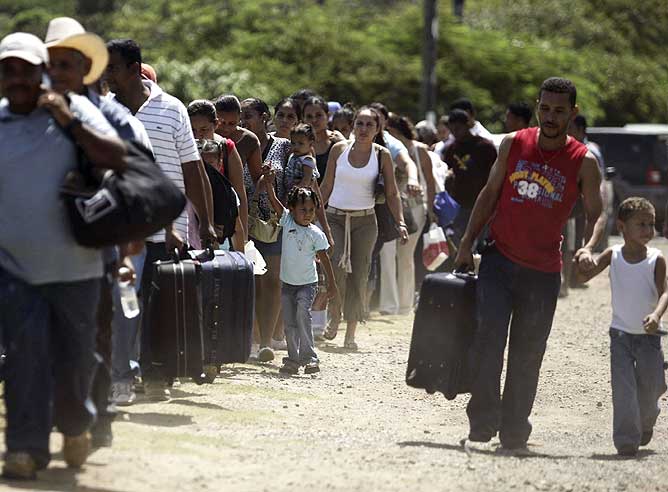 Ciudadanos de la isla Roatán hacen abandonan la zona ante la inminente llegada de Félix.
