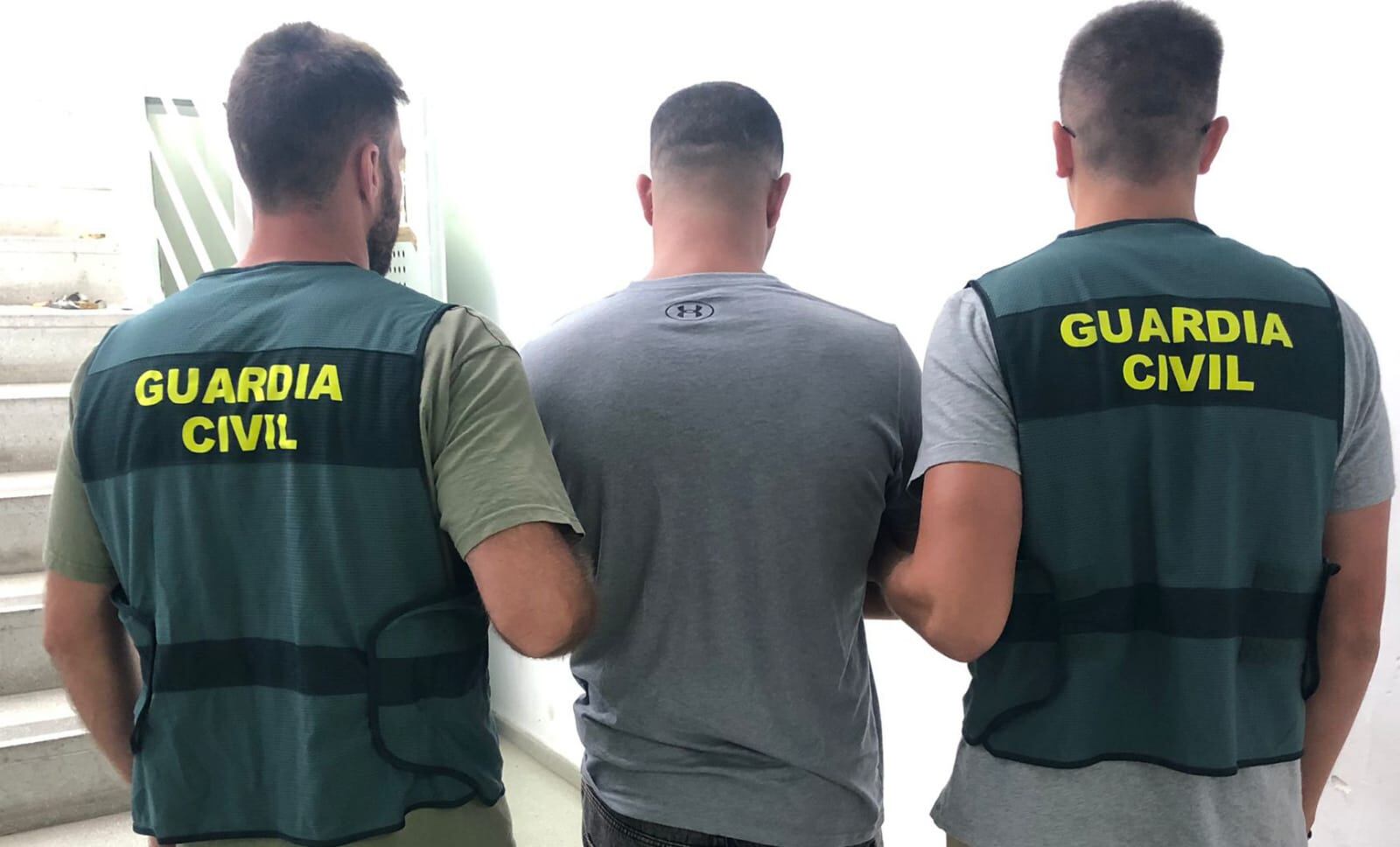 Imagen de la Guardia Civil con uno de los detenidos