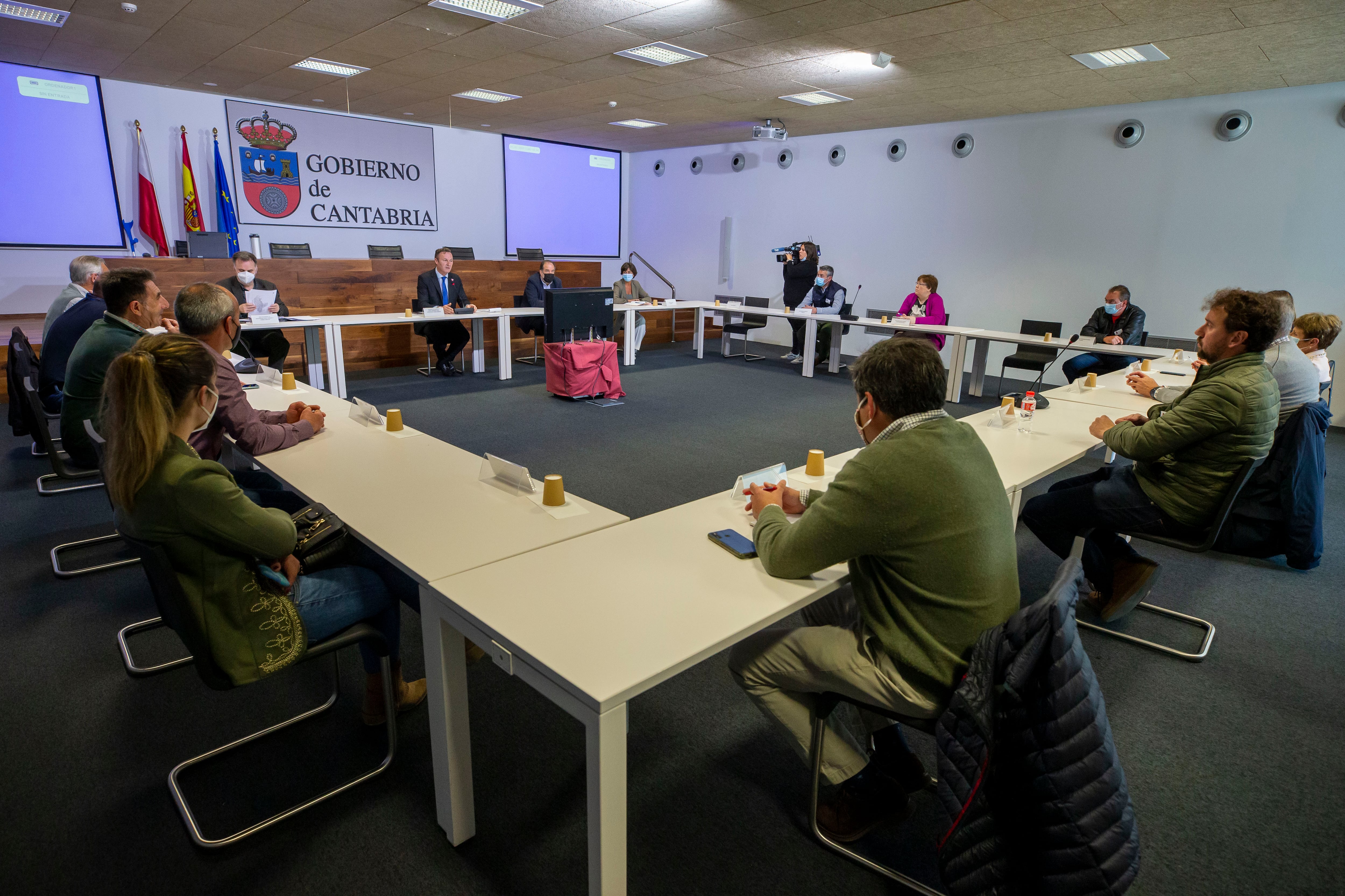 El consejero de Desarrollo Rural, Ganadería, Pesca, Alimentación y Medio Ambiente, Guillermo Blanco, se reúne con las organizaciones profesionales agrarias, las cooperativas agrarias y demás colectivos del sector primario afectados por los ataques del lobo para informar sobre las actuaciones de la Consejería.