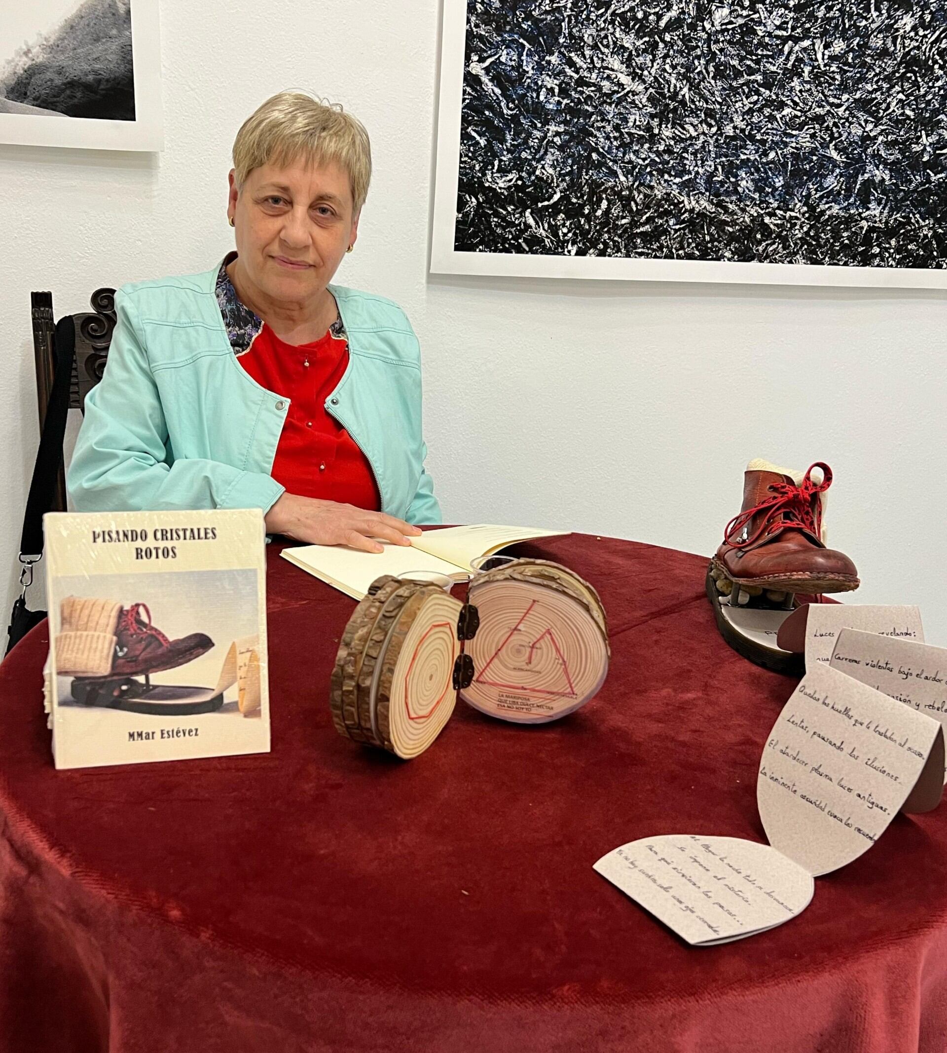 Marimar Estévez posa con su poemario y con dos de sus libros de artista