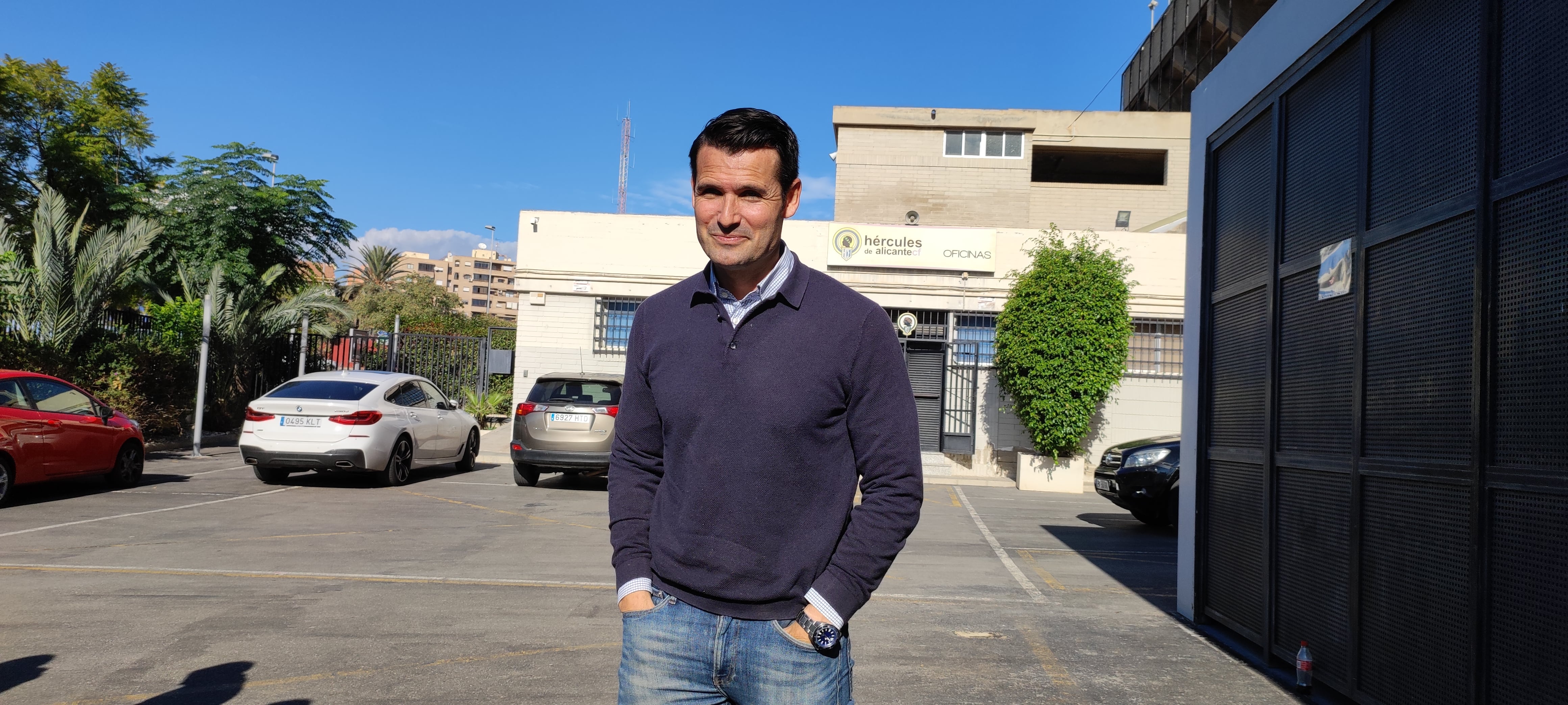 Lolo Escobar, entrenadore del Hércules CF, en las oficinas del Rico Pérez