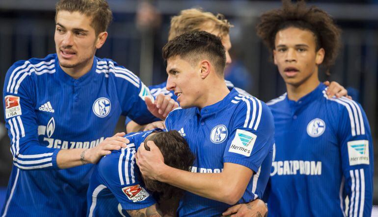 Schöpf celebra un gol del Schalke al Wolfsburgo en la Bundesliga.