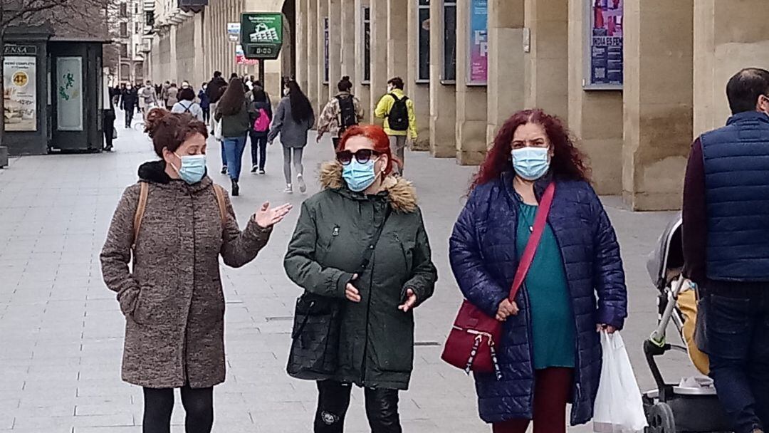 Paseantes este domingo en el centro de Zaragoza