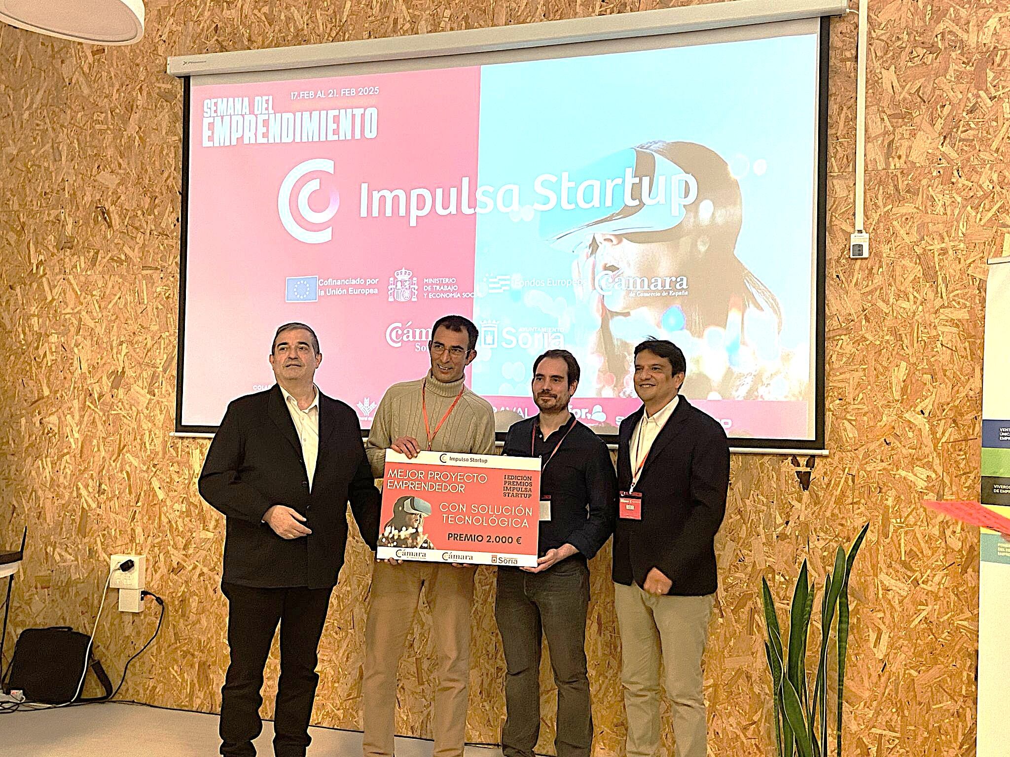 Alberto Santamaría junto a los miembros de Neexo.