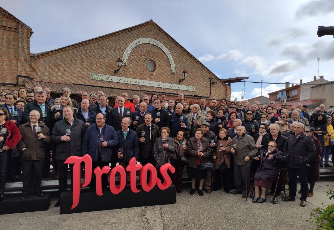 EL consejo de administración de Protos, junto a autoridades, socios y viticultores en la despedida de &quot;La primera de la Ribera&quot;