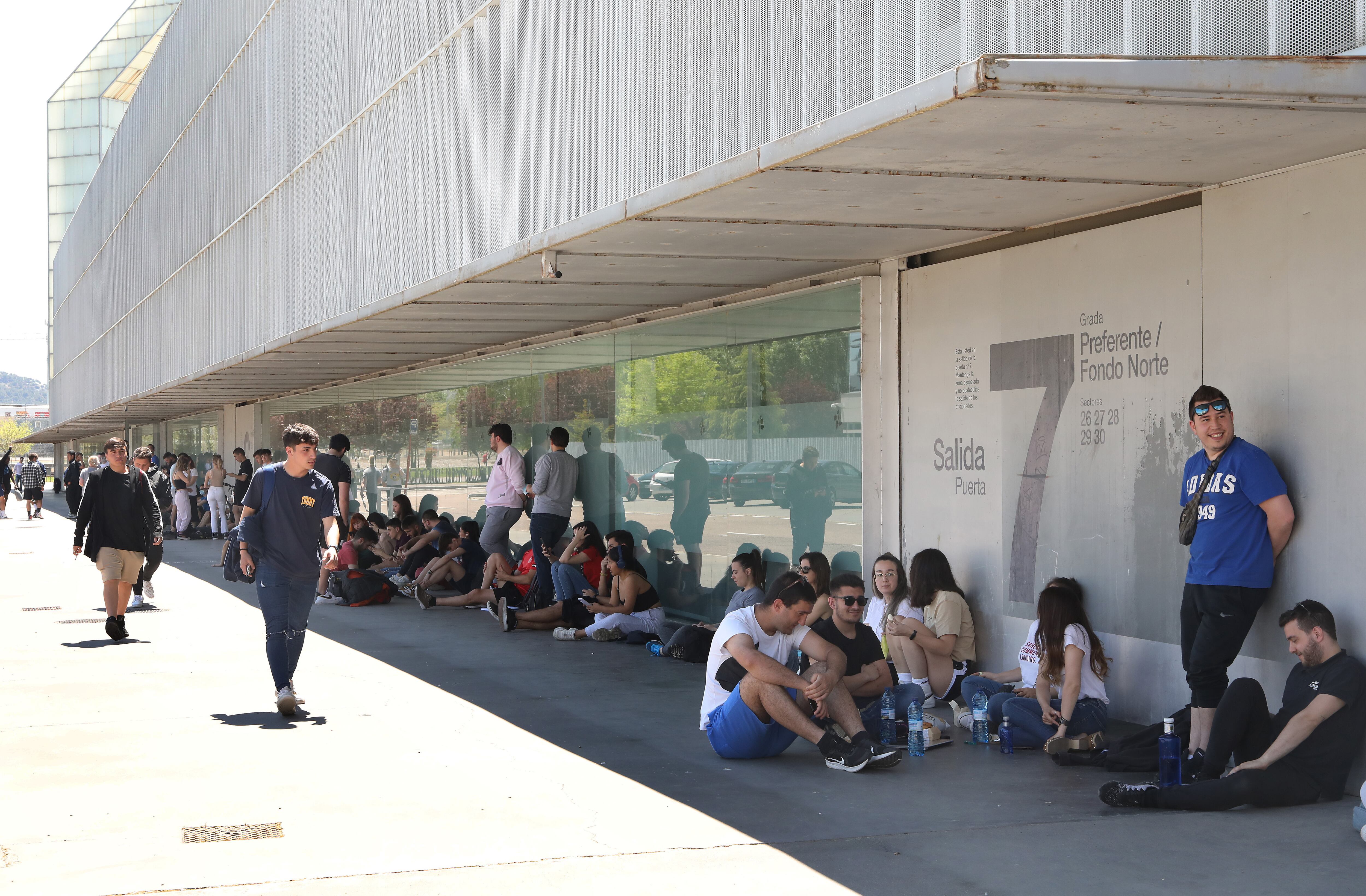 Cola en el estadio de la Balastera de Palencia para retiras entradas para la fiesta de la escuela de Agrarias, mas conocida como la ITA