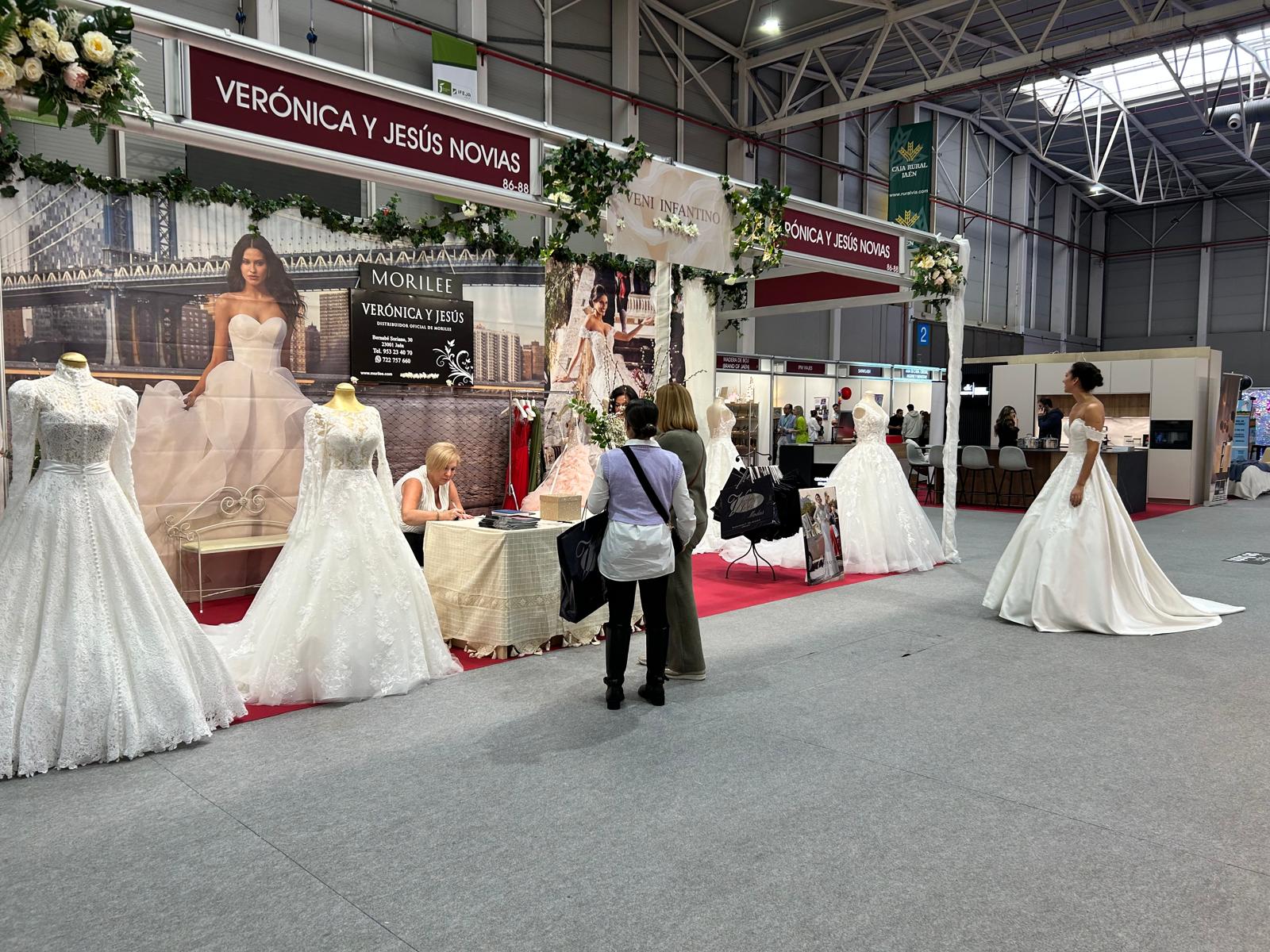 Dos personas consultan un expositor en la feria &#039;Jaén de Boda&#039;.