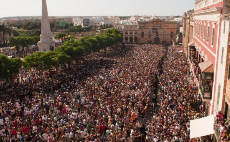 La fiesta de Sant Joan atrae a 40.000 personas de fuera de la Isla.