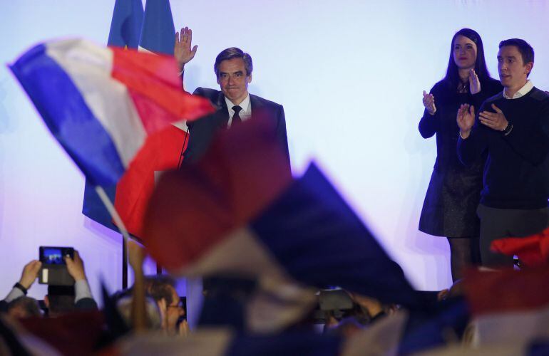 La policía francesa registra el domicilio de los Fillon