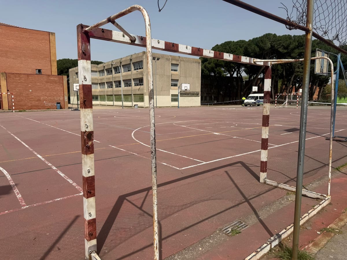 La realidad de los colegios públicos de la ciudad: porterías oxidadas, fachadas viejas y suelos de los patios descascarillados