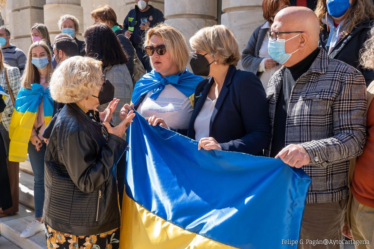 Concentración silenciosa frente al Palacio Consistorial en apoyo al pueblo ucraniano