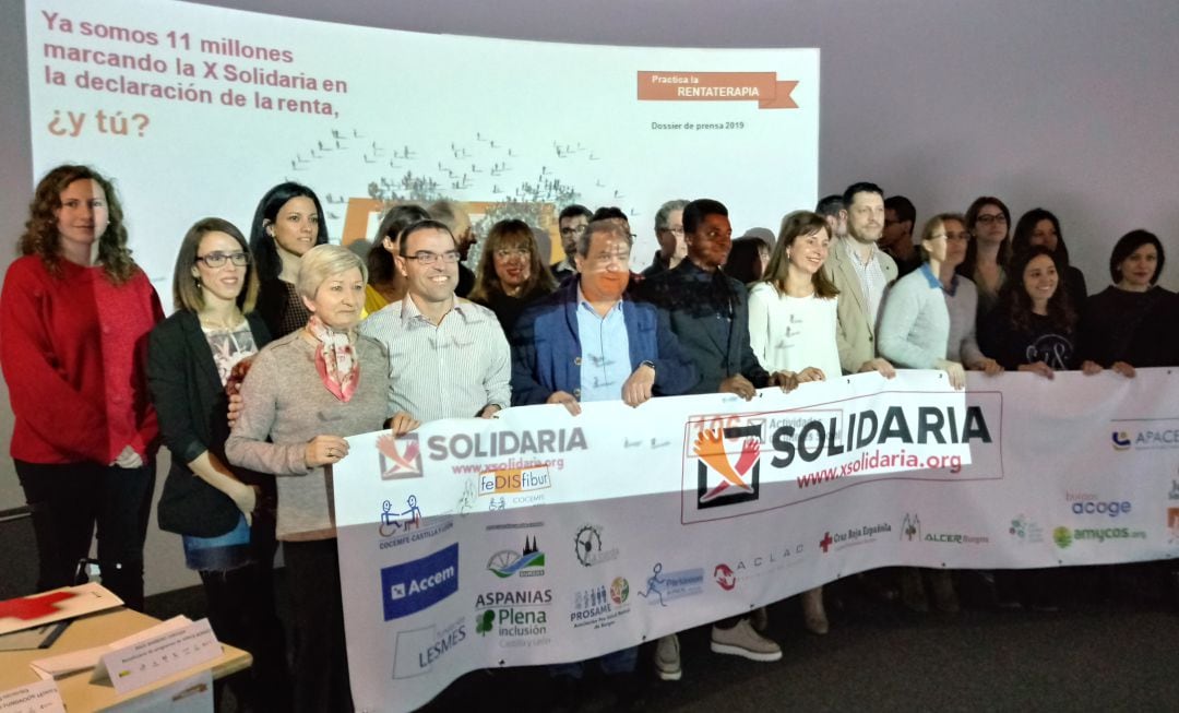 Representantes de las entidades sociales que respaldan la campaña por la equis solidaria en la Declaración de la Renta