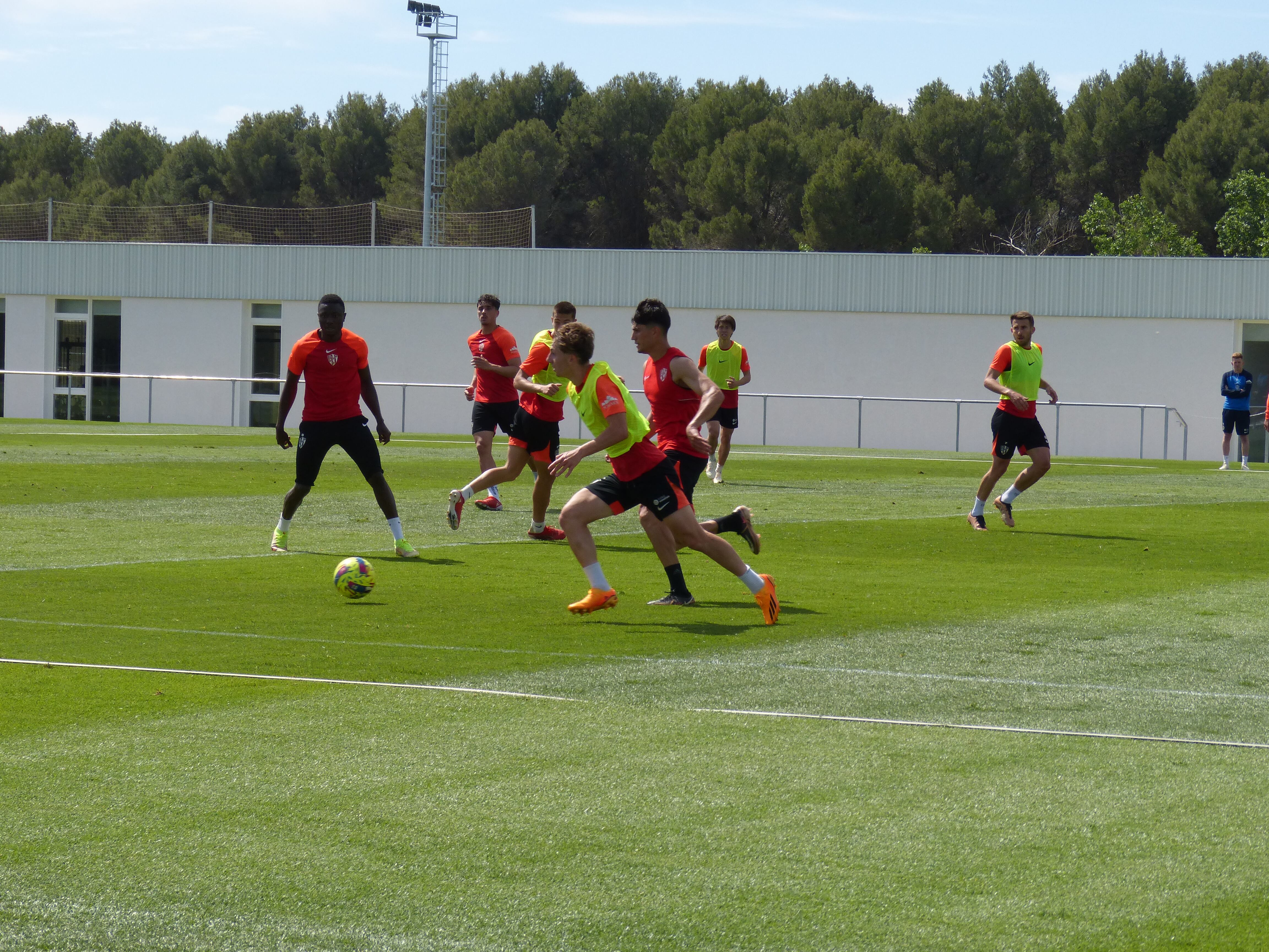 El equipo durante un entrenamiento en la Base Aragonesa de Fútbol del Pirámide