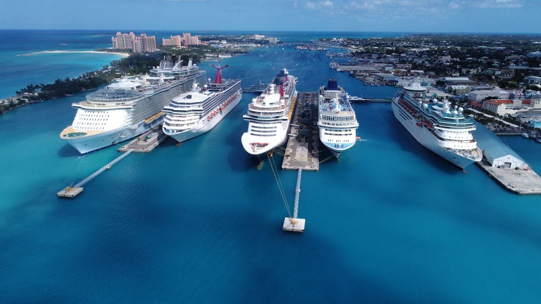 Cruceros atracados en el puerto de Nassau (Bahamas).