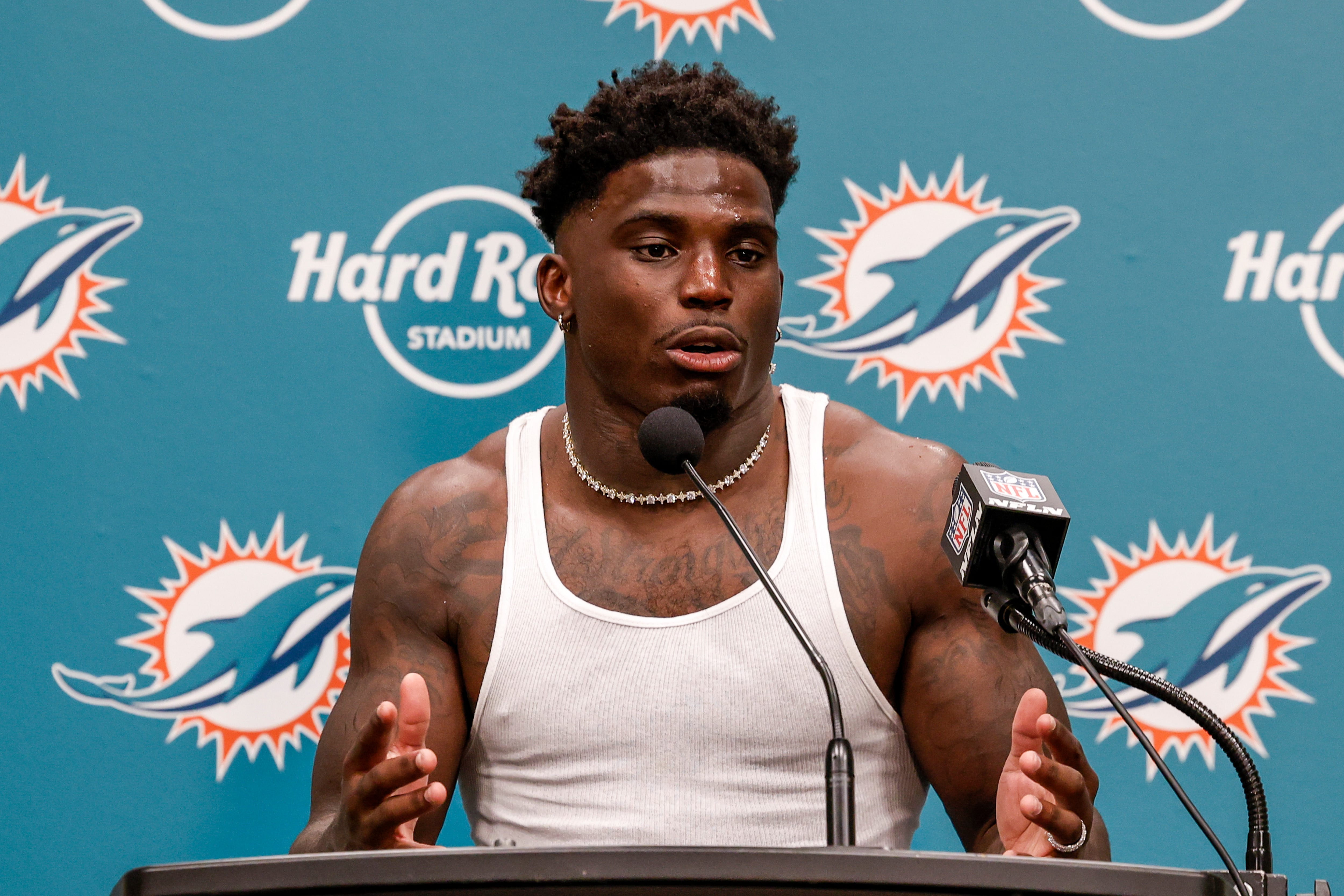 Tyreek Hill, jugador de los Miami Dolphins, comparece ante la prensa