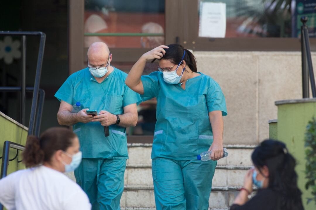 Personal de la Residencia de mayores A Milagrosa sale del geriátrico donde se está realizando un cribado para descartar la existencia de casos de coronavirus entre los usuarios y los trabajadores de la misma, en Lugo.