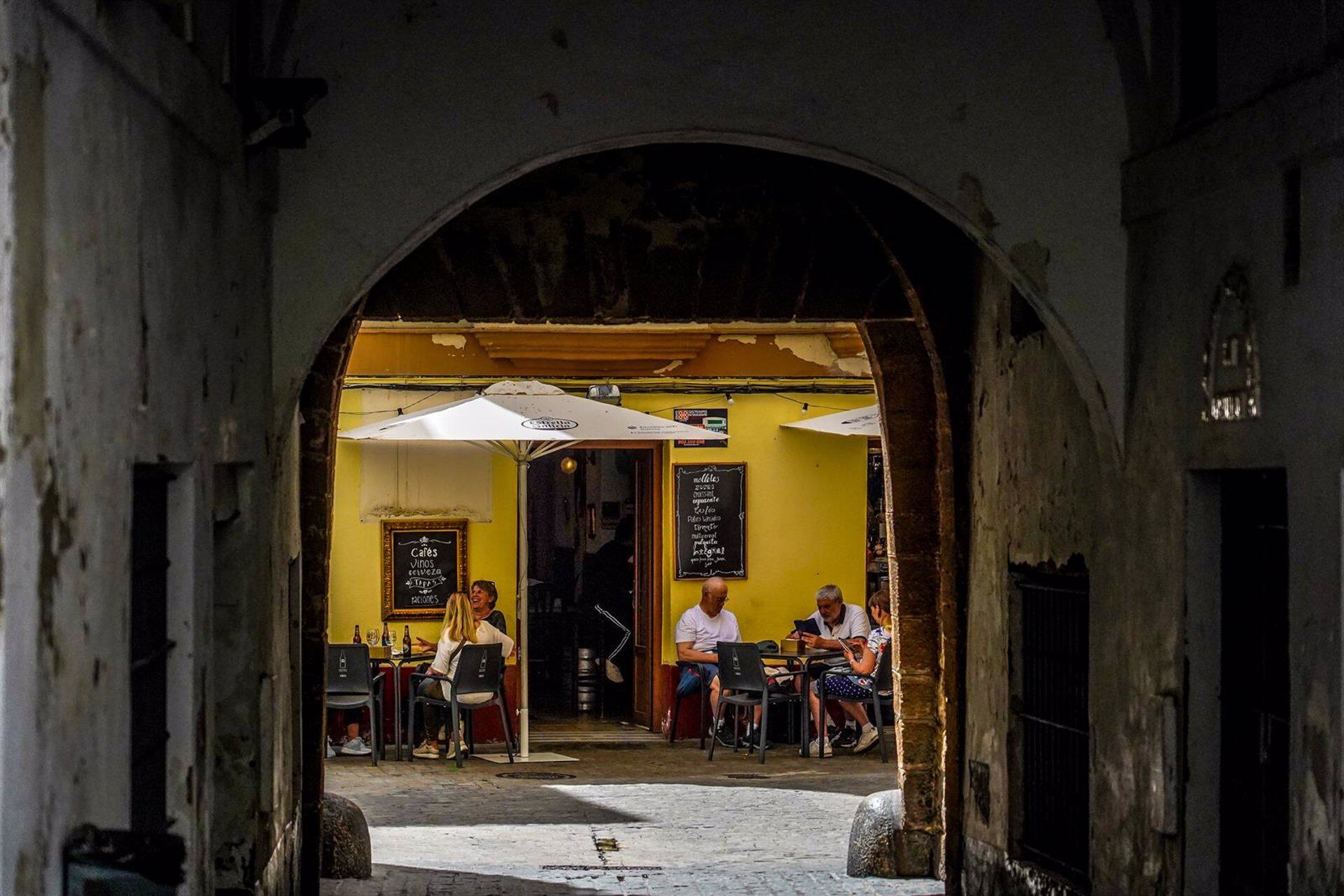 27/04/2023 Turistas , cuya mayoría provienen del crucero anclado en el puerto de Cádiz, sentados en un bar de la ciudad a 27 de abril del 2023. La Autoridad Portuaria de la Bahía de Cádiz (APBC) ha señalado que el tráfico de cruceros registra una importante actividad en los dos primeros meses del año, escalando hasta el cuarto puesto a nivel nacional en número de escalas, compartido con Baleares. En total se han contabilidad 27 escalas y 51.281 pasajeros.
POLITICA
Eduardo Briones - Europa Press
